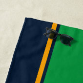 Serviette De Plage Large Kelly Green Jaune Sur Marine Racing Stripes (En situation)