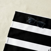 Serviette De Plage large nautique noir & blanc rayures monogrammed (En situation)