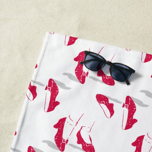 Serviette De Plage L'Assistant D'Oz™ | Motif Ruby Slippers™ (En situation)