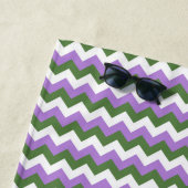 Serviette De Plage Lavande, vert et blanc Chevron Zigzag (En situation)