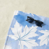 Serviette De Plage Laver et monogramme bleu feuille d'érable (En situation)