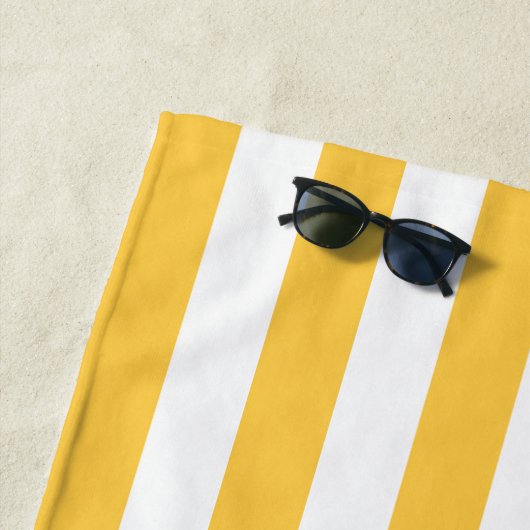 Serviette De Plage Le Beach Club Green Crest Yellow Cabana Stripe (En situation)