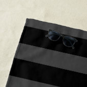 Serviette De Plage Le gris noir barre le monogramme rustique (En situation)