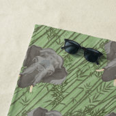 Serviette De Plage Le Motif blanc des éléphants majestueux Lotus (En situation)