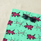 Serviette De Plage Le nom de style de graffiti d'os de chiens (En situation)