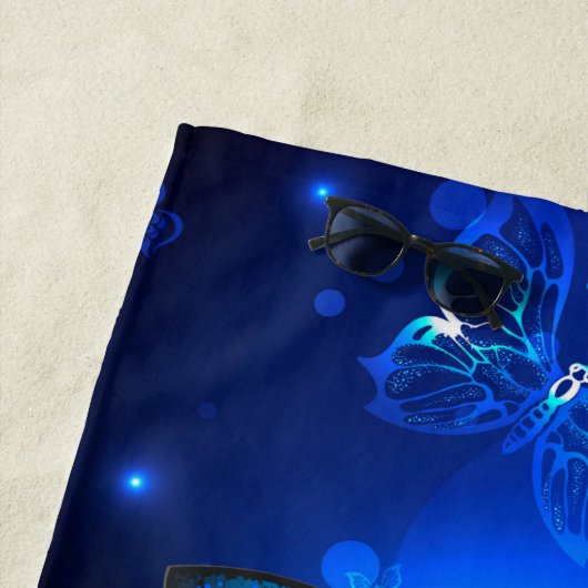 Serviette De Plage Le papillon morpho dans l'Arrière - plan sombre (En situation)