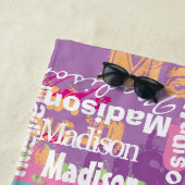 Serviette De Plage Le pourpre rose nommé de la fille personnalisée (En situation)