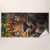 Serviette De Plage Léopard regarde alors qu'il lave l'eau dans la jun (Devant)