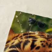 Serviette De Plage Léopard regarde alors qu'il lave l'eau dans la jun (En situation)