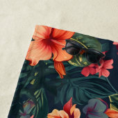 Serviette De Plage Les Fleurs D'Hibiscus, Un Modèle Floral Tropical (En situation)