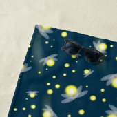 Serviette De Plage Les lucioles éthérées à la Motif de nuit (En situation)