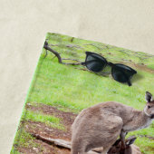 Serviette De Plage "Les Pals improbables : l'amitié Kangaroo et Emu" (En situation)