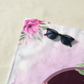 Serviette De Plage Lettre initiale florale de couronne Monogramme Nom (En situation)