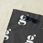 Serviette De Plage LETTRE INITIALE MOYENNE Motif Blanc Noir (En situation)