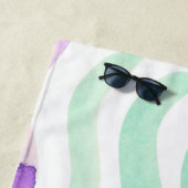 Serviette De Plage Lignes d'aquarelles violettes et vertes (En situation)