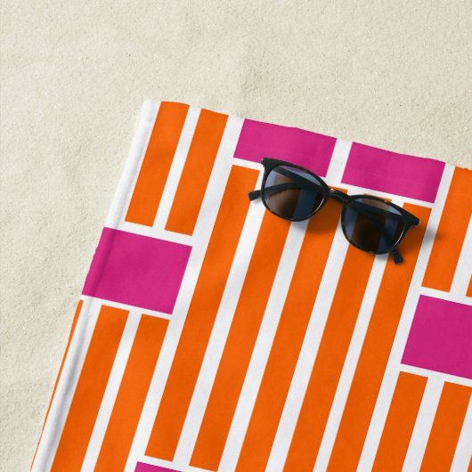 Serviette De Plage Lignes orange et boîtes roses (En situation)
