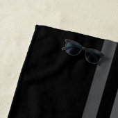 Serviette De Plage Lignes sombres élégantes moderne monogrammed noir (En situation)