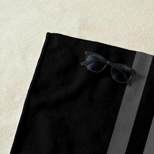 Serviette De Plage Lignes sombres élégantes moderne monogrammed noir (En situation)