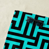 Serviette De Plage Lignes turquoise de Maze noir (En situation)