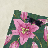 Serviette De Plage Lis en fleurs dans un vert profond (En situation)