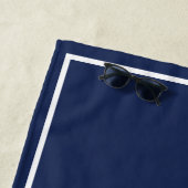 Serviette De Plage Logo personnalisé avec cadre sur bleu marine (En situation)