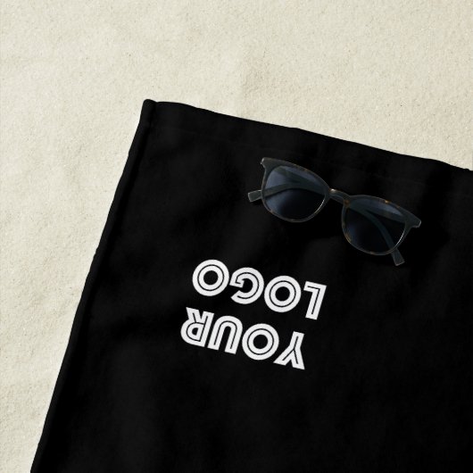 Serviette De Plage Logo simple à répéter | v1 (En situation)