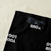 Serviette De Plage Logo simple à répéter | v2 (En situation)