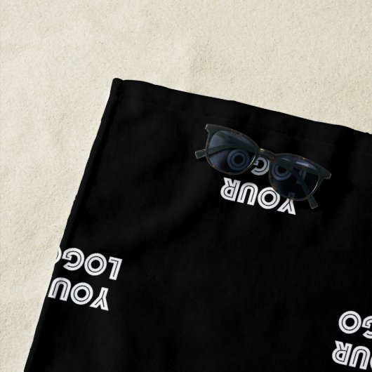 Serviette De Plage Logo simple à répéter | v2 (En situation)