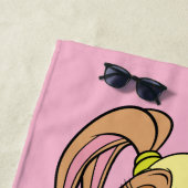 Serviette De Plage Lola TUNE SQUAD™ Varsity Heart (En situation)