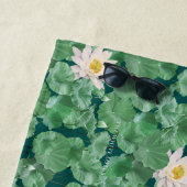 Serviette De Plage Lotus Lagoon Motif - Le Lotus Blanc (En situation)