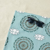 Serviette de plage Lotus Weave (En situation)