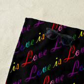 Serviette De Plage Love is Love Rainbow Typography Gay pride LGBT (En situation)