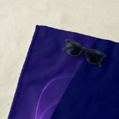 Serviette De Plage Lumineuse Bleu Violet Rêve Abstrait Fractal Art (En situation)