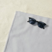 Serviette De Plage Lumineuses Gris & Gris Initiales Modernes Monogram (En situation)