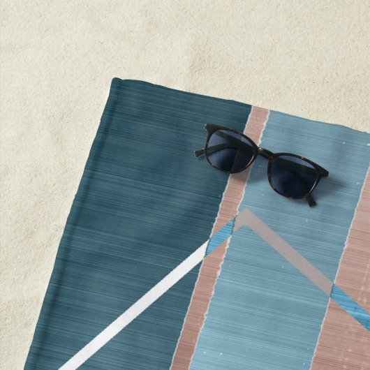 Serviette De Plage Luxe Abstrait | Blush Rose Gold et Turquoise Géomé (En situation)