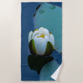 Serviette De Plage Lys d'eau blanche dans l'étang, photographie de la (Devant)