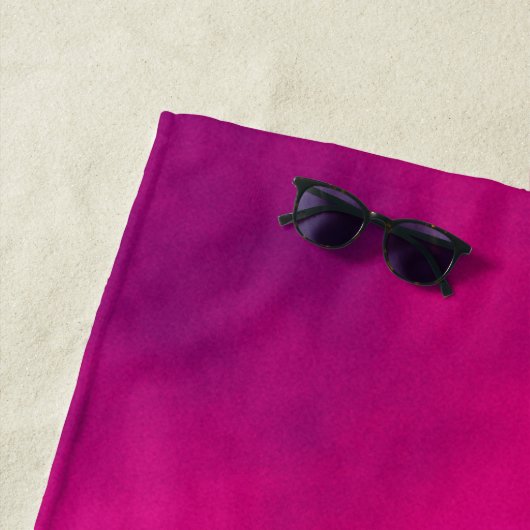 Serviette de plage magenta personnalisée (En situation)