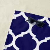 Serviette De Plage Magnifique Marine Blue Quatrefoil Motif Monogramme (En situation)