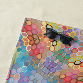Serviette De Plage Mandala arc-en-ciel en hexagone (En situation)