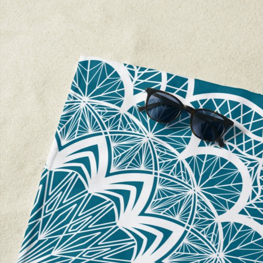 Serviette De Plage Mandala blanc sur fond bleu (En situation)