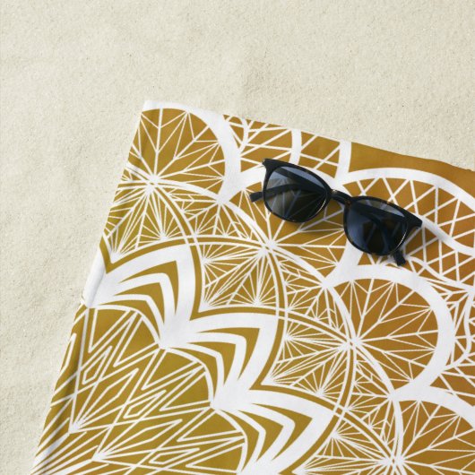 Serviette De Plage Mandala blanc sur fond doré (En situation)