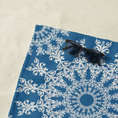 Serviette de plage mandala bleue (En situation)