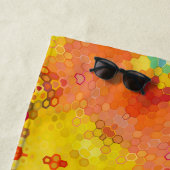 Serviette De Plage Mandala Hexagonal Orange Jaune Rouge et Bleu (En situation)