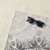 Serviette De Plage Mandala Nom Monogramme gris clair monochrome (En situation)