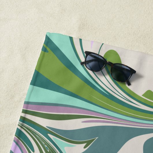 Serviette De Plage Marbre Abstrait en violet et vert Personnalisé (En situation)