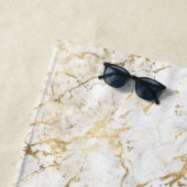Serviette De Plage Marbre blanc et or avec monogramme noir (En situation)
