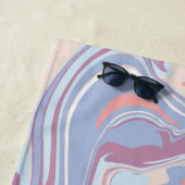 Serviette De Plage Marbre funky moderne Pastel violet Monogramme (En situation)