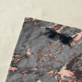 Serviette De Plage Marbre rose gris or design moderne (En situation)