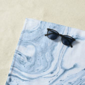 Serviette De Plage Marbre tourbillonne en blanc bleu-gris clair (En situation)