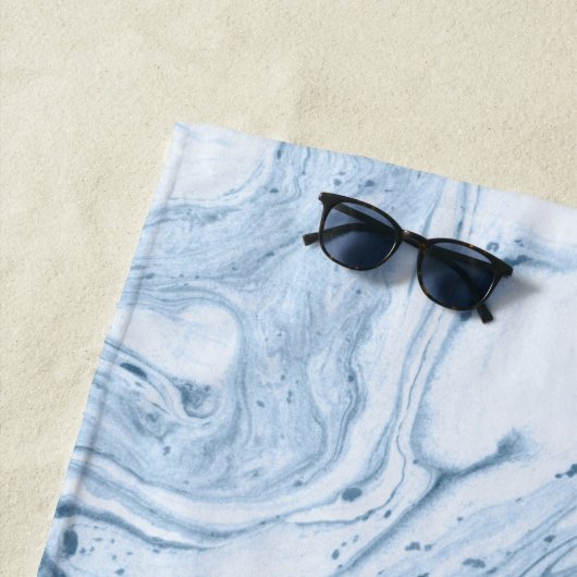 Serviette De Plage Marbre tourbillonne en blanc bleu-gris clair (En situation)